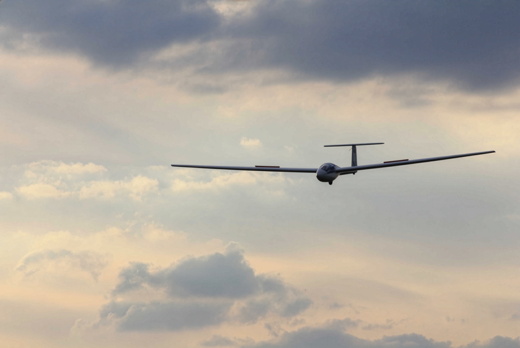 Segelflugzeug über den Wolken